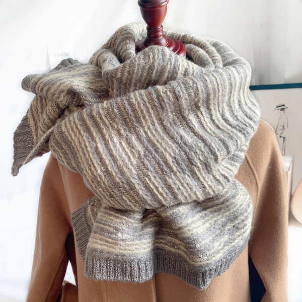 Zimski pleteni ženski šal klasičnog uzorka u različitim bojama