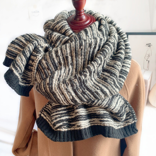 Zimski pleteni ženski šal klasičnog uzorka u različitim bojama