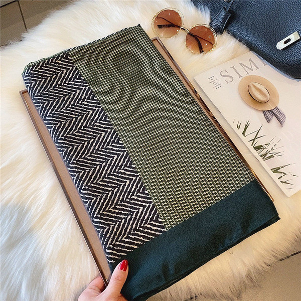 Modernus moteriškas ilgas šalikas