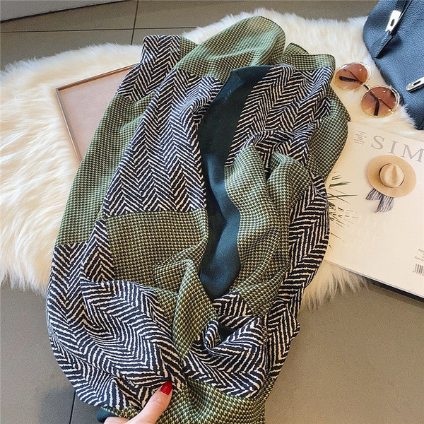 Modernus moteriškas ilgas šalikas