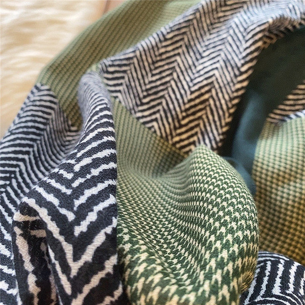 Modernus moteriškas ilgas šalikas