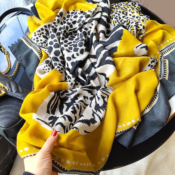 Moderan ženski šal s aktualnim animal printom