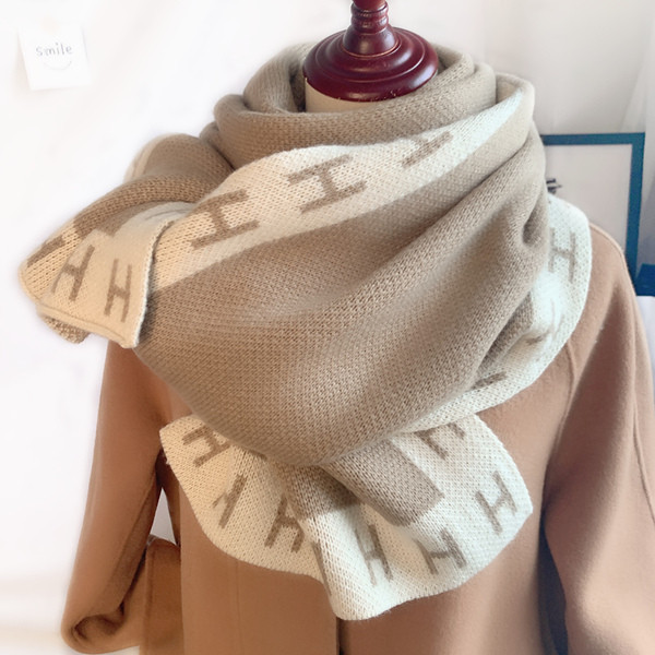 Moderan vuneni ženski šal prikladan za zimu