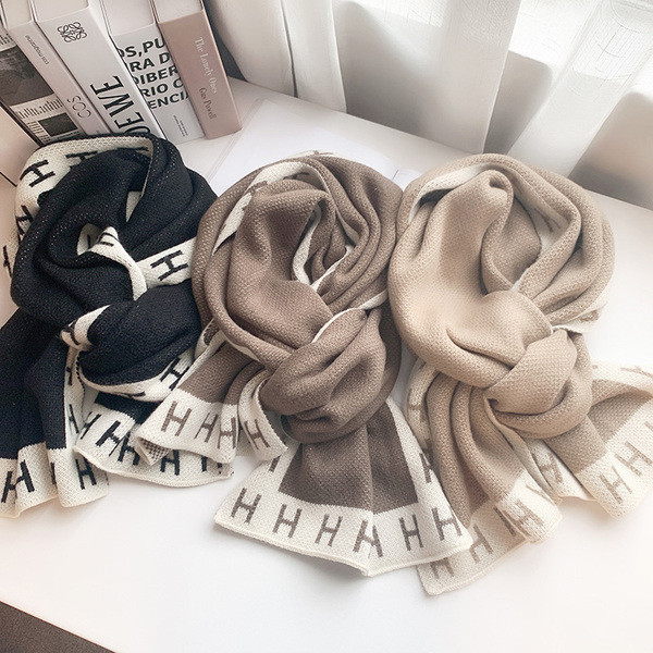 Moderan vuneni ženski šal prikladan za zimu