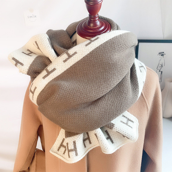 Moderan vuneni ženski šal prikladan za zimu