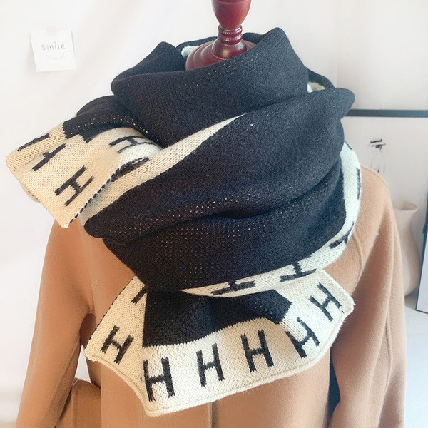 Moderan vuneni ženski šal prikladan za zimu