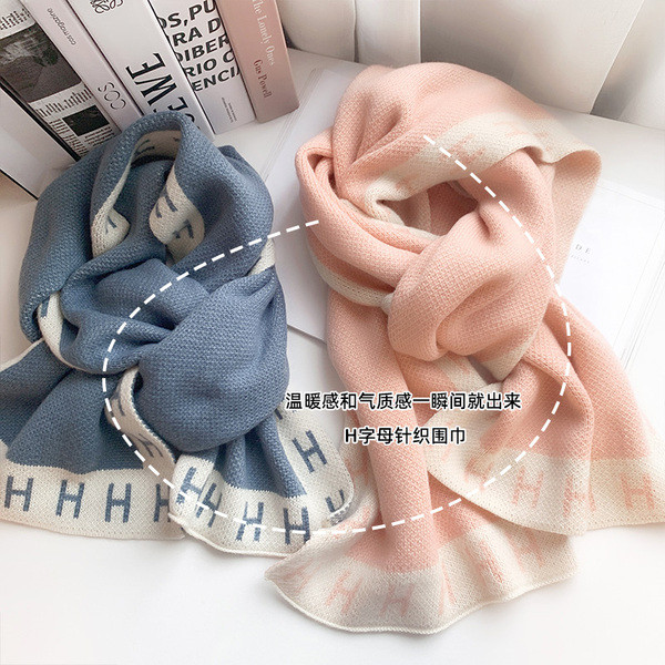 Moderan vuneni ženski šal prikladan za zimu