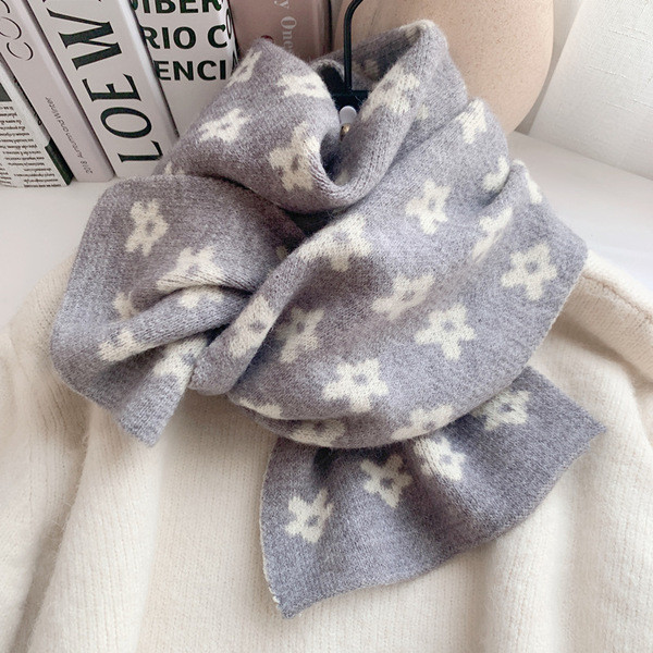 Ženski vuneni šal prikladan za zimu u retro stilu