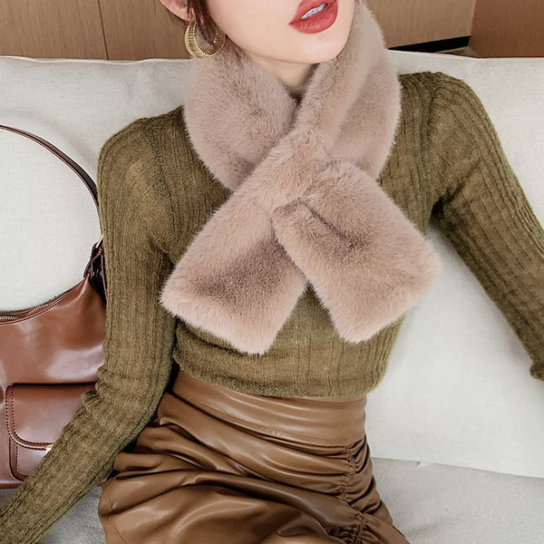 Jednobojna ženska puhasta marama pogodna za zimu