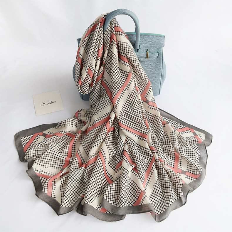 Elegantna ženska marama u toplim bojama - pogodna za svako godišnje doba