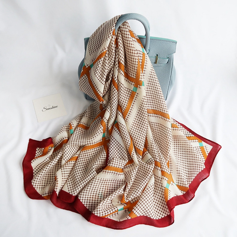 Elegantna ženska marama u toplim bojama - pogodna za svako godišnje doba