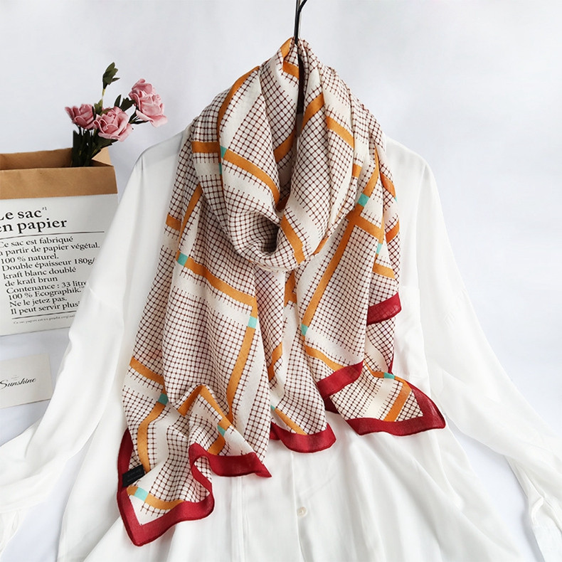 Elegantna ženska marama u toplim bojama - pogodna za svako godišnje doba