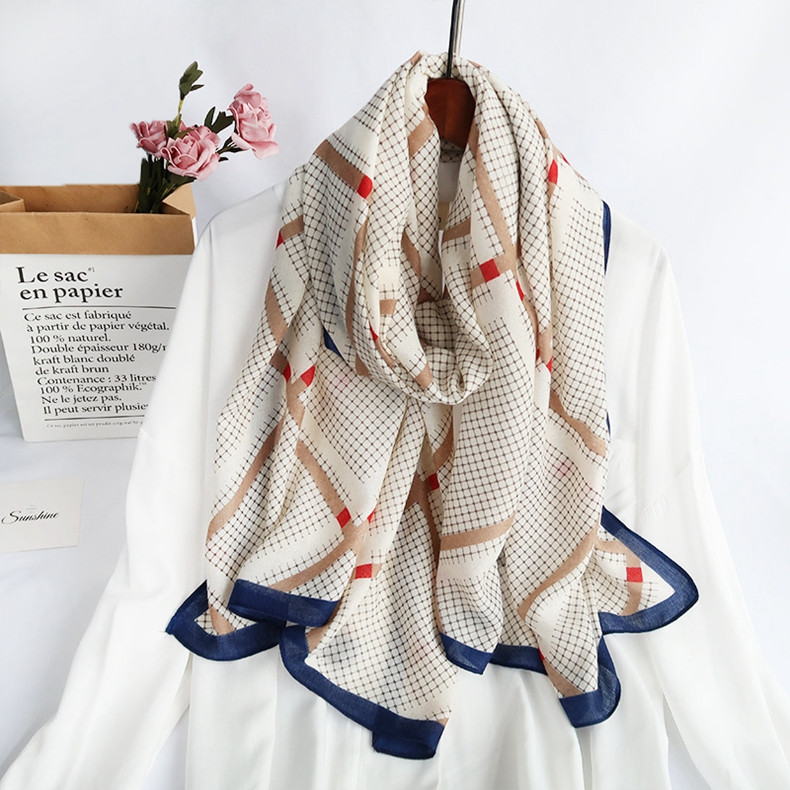 Elegantna ženska marama u toplim bojama - pogodna za svako godišnje doba