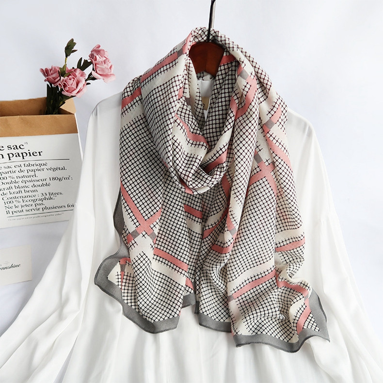 Elegantna ženska marama u toplim bojama - pogodna za svako godišnje doba