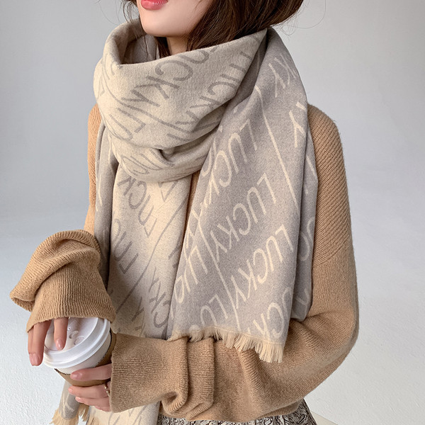 Aktualan zimski ženski šal sa natpisima i resama u svijetloj boji