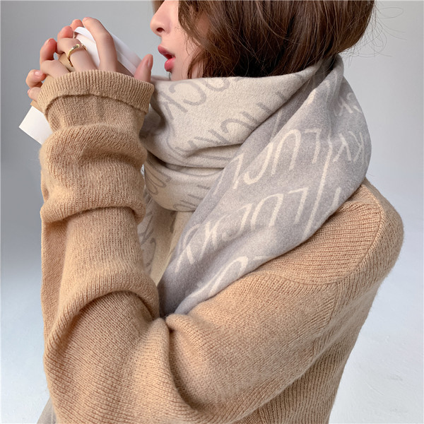 Aktualan zimski ženski šal sa natpisima i resama u svijetloj boji