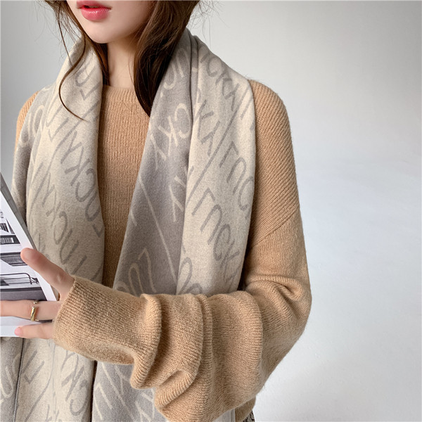 Aktualan zimski ženski šal sa natpisima i resama u svijetloj boji