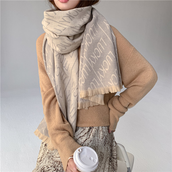 Aktualan zimski ženski šal sa natpisima i resama u svijetloj boji