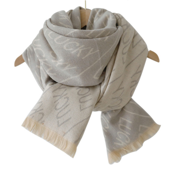 Aktualan zimski ženski šal sa natpisima i resama u svijetloj boji