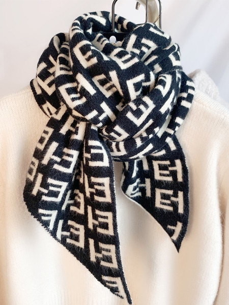 Topli vuneni ženski šal u smeđoj i crnoj boji pogodan za zimu