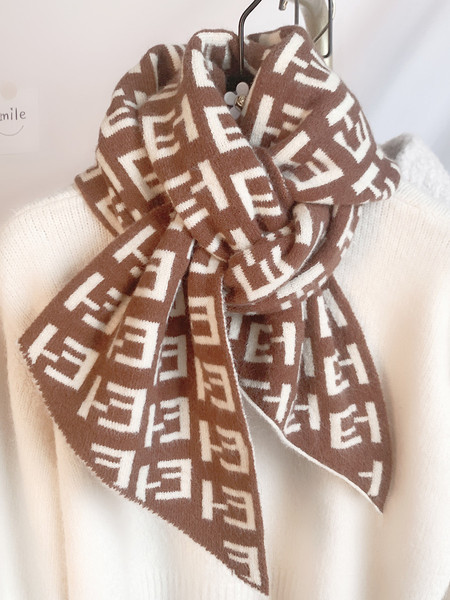 Topli vuneni ženski šal u smeđoj i crnoj boji pogodan za zimu