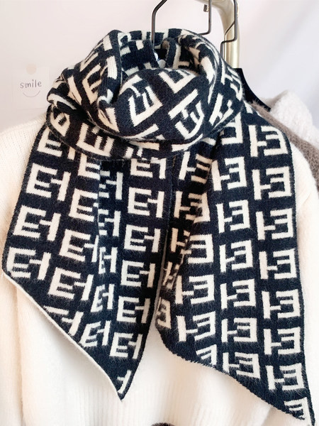 Topli vuneni ženski šal u smeđoj i crnoj boji pogodan za zimu