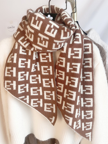 Topli vuneni ženski šal u smeđoj i crnoj boji pogodan za zimu