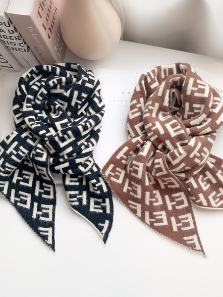 Topli vuneni ženski šal u smeđoj i crnoj boji pogodan za zimu