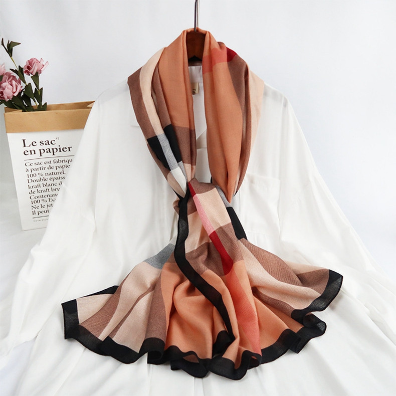 Elegantna ženska marama geometrijskih oblika dostupna u nekoliko boja