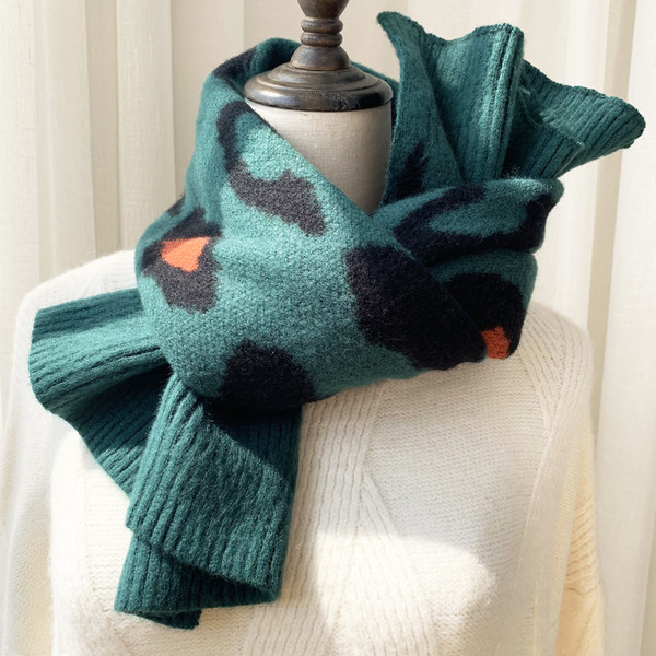 Pleteni ženski šal sa životinjskim uzorkom