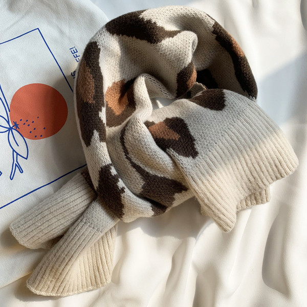Pleteni ženski šal sa životinjskim uzorkom