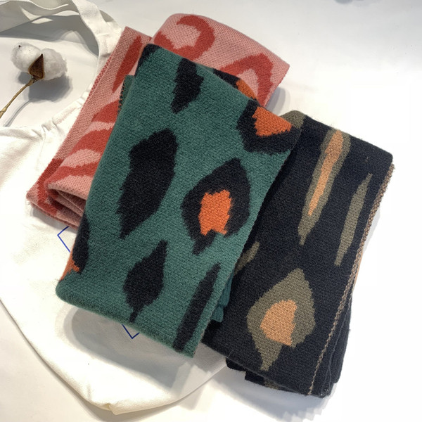 Pleteni ženski šal sa životinjskim uzorkom