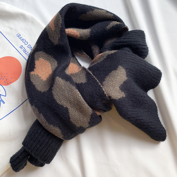 Pleteni ženski šal sa životinjskim uzorkom