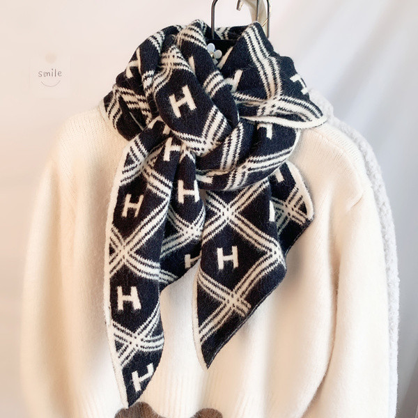 Ležerni zimski ženski šal u crnoj i smeđoj boji