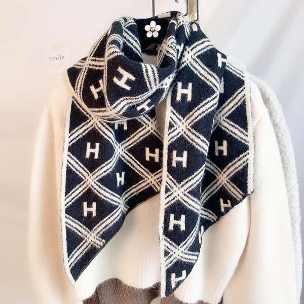 Ležerni zimski ženski šal u crnoj i smeđoj boji