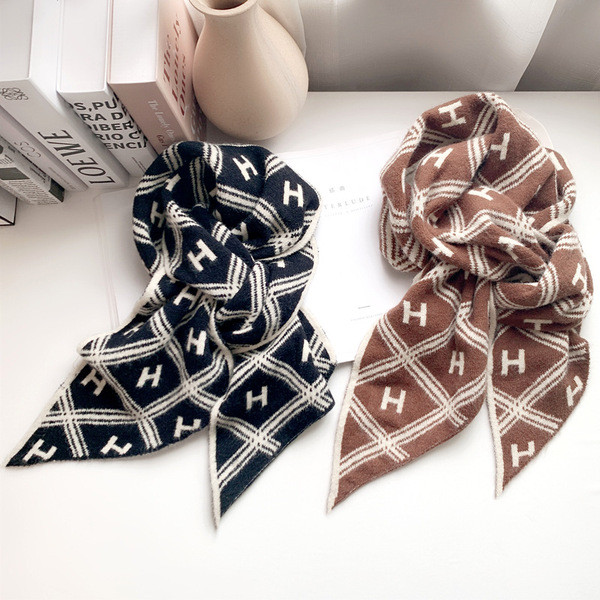 Ležerni zimski ženski šal u crnoj i smeđoj boji