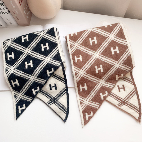 Ležerni zimski ženski šal u crnoj i smeđoj boji