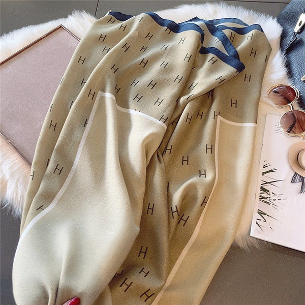 Ženski vuneni šal za zimu