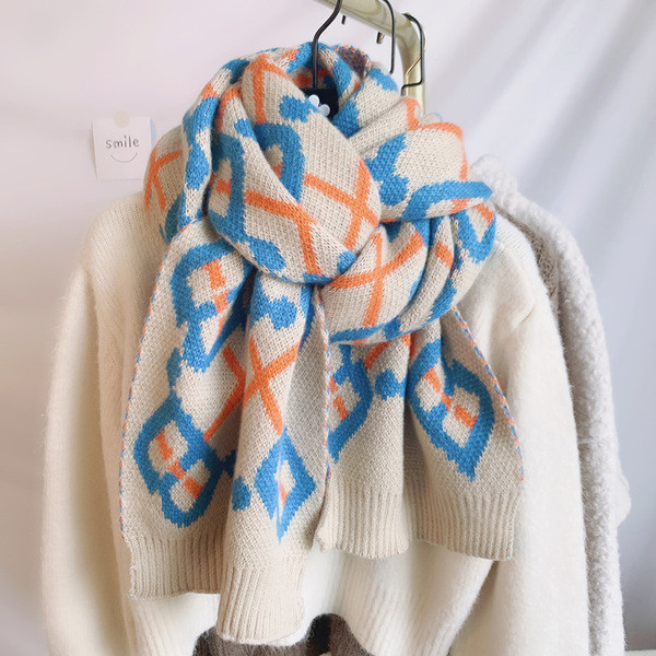 Zimski pleteni ženski šal s uzorkom u boji