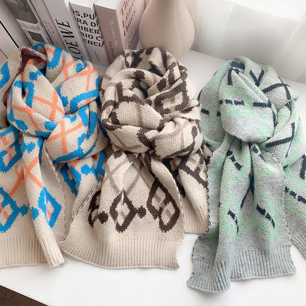 Zimski pleteni ženski šal s uzorkom u boji