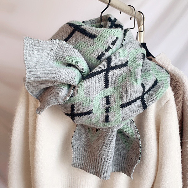 Zimski pleteni ženski šal s uzorkom u boji