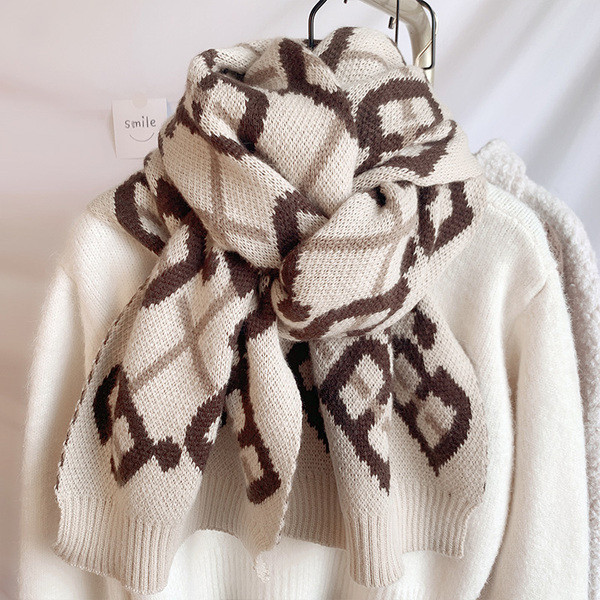 Zimski pleteni ženski šal s uzorkom u boji