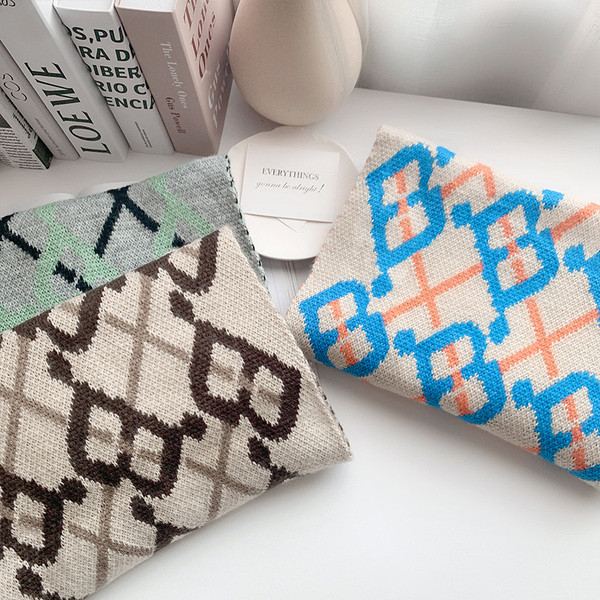 Zimski pleteni ženski šal s uzorkom u boji