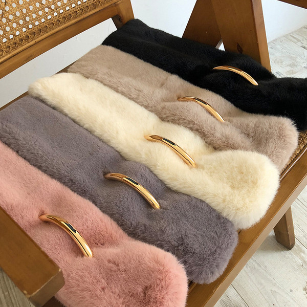 Elegantna ženska puhasta marama s metalnim ukrasom