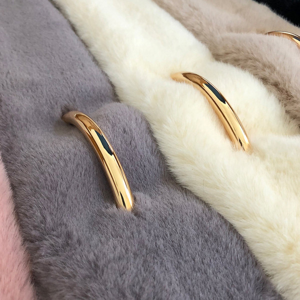 Elegantna ženska puhasta marama s metalnim ukrasom