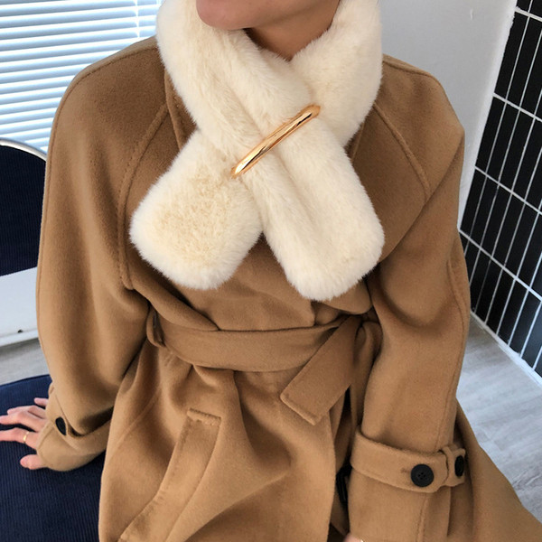 Elegantna ženska puhasta marama s metalnim ukrasom