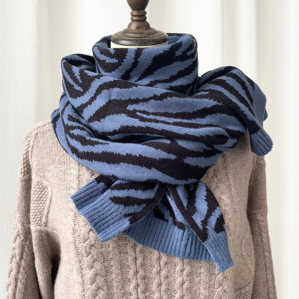 Pleteni ženski šal sa zebrastim uzorkom