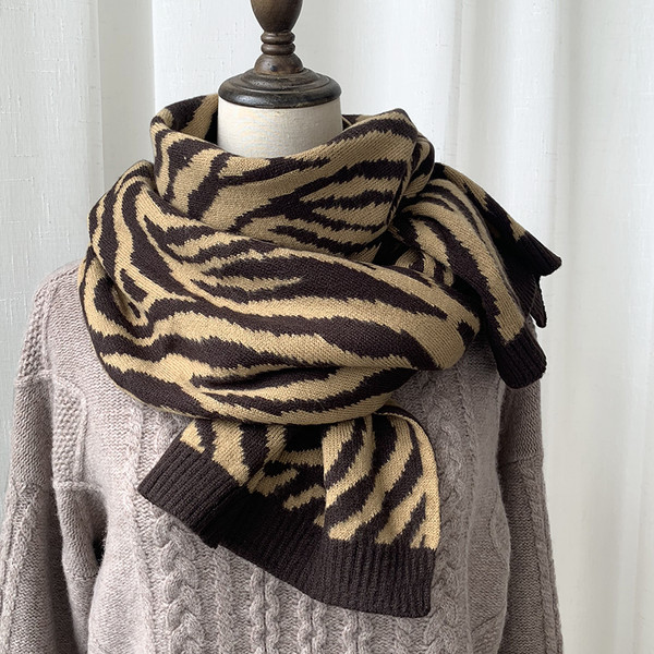Pleteni ženski šal sa zebrastim uzorkom