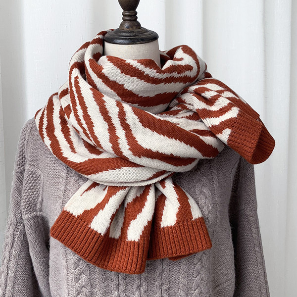 Pleteni ženski šal sa zebrastim uzorkom