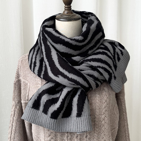 Pleteni ženski šal sa zebrastim uzorkom